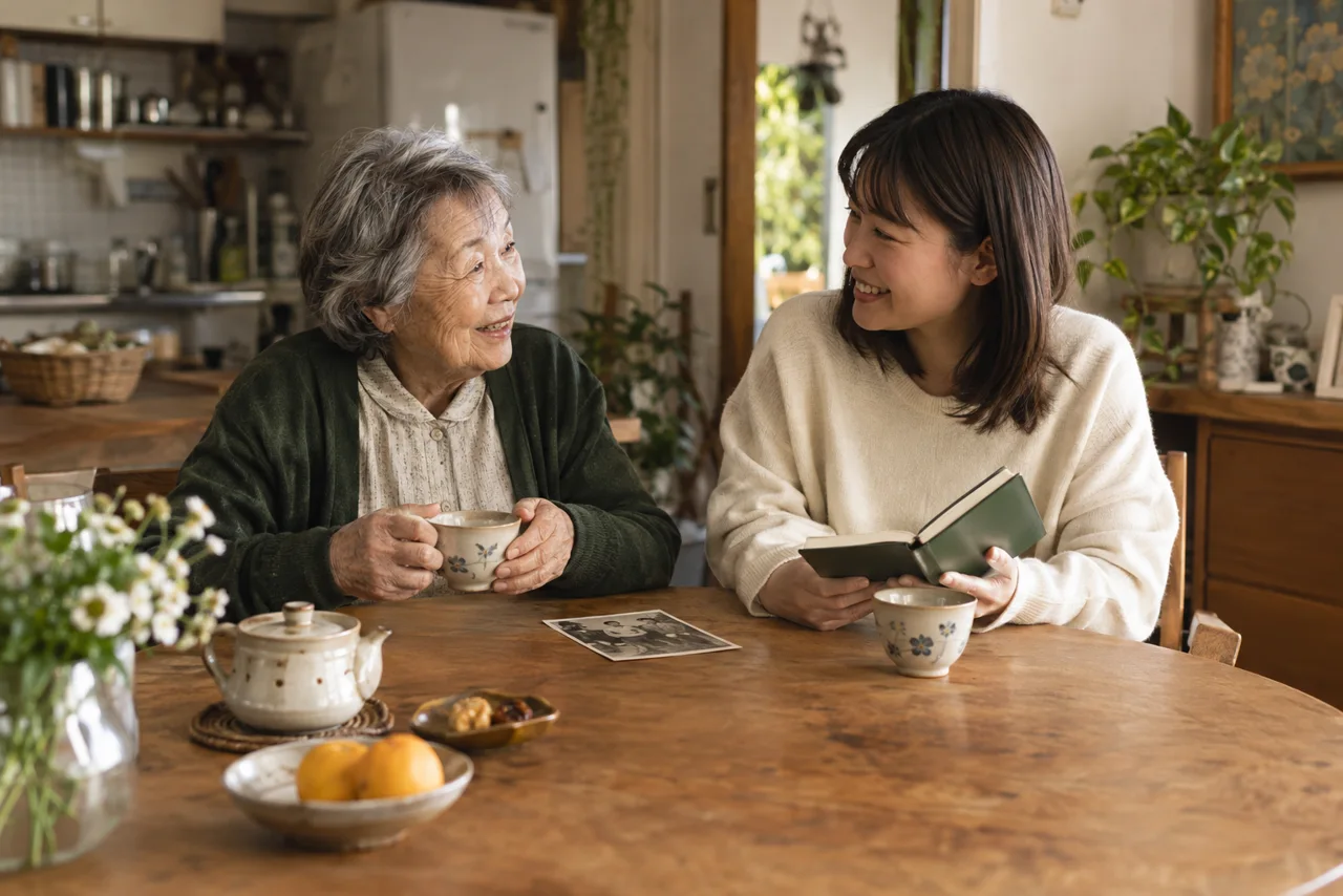 お茶を飲みながら思い出を話す祖母と孫